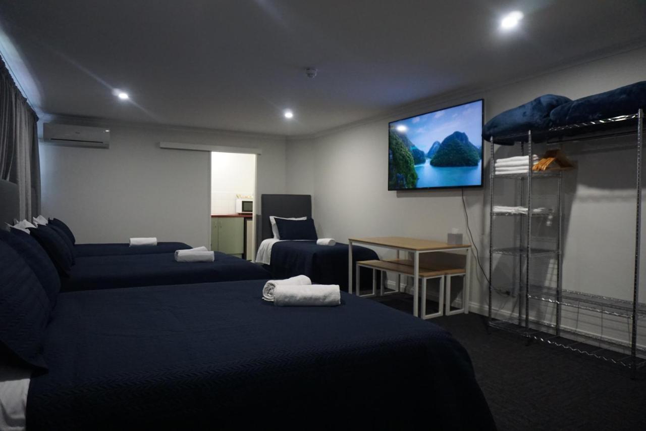 Warners Bay Hotel Buitenkant foto